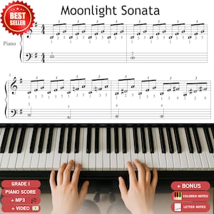 Può includere: Spartito di "Moonlight Sonata" con tasti del pianoforte e mani che suonano. La musica include note e numeri. L'immagine include anche il testo "GRADE I PIANO SCORE + MP3 + VIDEO" e "+ BONUS COLORED NOTES LETTER NOTES".
