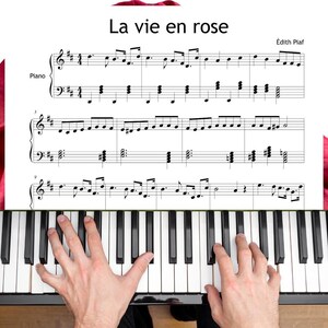 Puede incluir: Partitura de "La vie en rose" de Édith Piaf, con notas de piano. Las manos de una persona tocan un teclado de piano blanco y negro. El título está en la parte superior de la página.