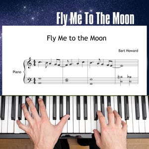 Könnte beinhalten: Eine Klaviatur mit schwarzen und weißen Tasten. Noten für "Fly Me To The Moon" von Bart Howard sind sichtbar, mit dem Titel oben. Die Hände einer Person spielen Klavier. Der Hintergrund ist eine sternenklare Nacht.