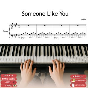 Può includere: Spartito per pianoforte di "Someone Like You" di Adele. Lo spartito è visualizzato sopra una tastiera di pianoforte con le mani che suonano. L'immagine include il testo "GRADE III PIANO SCORE + MP3 + VIDEO" e "+ BONUS COLORED NOTES LETTER NOTES."