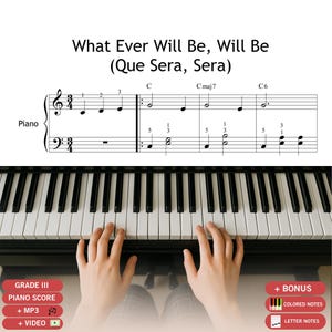 Peut inclure: Partition de piano pour "What Ever Will Be, Will Be (Que Sera, Sera)" avec une portée et un clavier de piano. L'image comprend le texte "GRADE III PIANO SCORE + MP3 + VIDEO" et "+ BONUS COLORED NOTES LETTER NOTES".