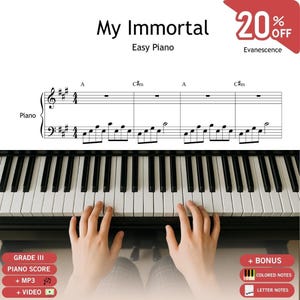 Può includere: Spartito di "My Immortal" degli Evanescence, etichettato come "Piano facile". L'immagine mostra una tastiera di pianoforte con le mani che suonano i tasti e lo spartito musicale sopra. Include materiali bonus come note colorate e note con lettere.