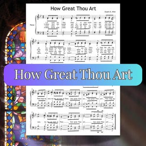 Könnte beinhalten: Notenblatt für das Kirchenlied "How Great Thou Art" mit Noten und Text. Der Titel wird in einem lila-blauen Banner angezeigt. Der Hintergrund zeigt ein Buntglasfenster.