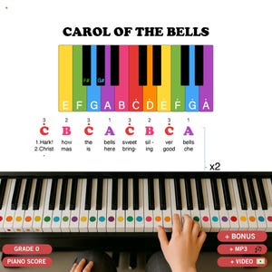 Könnte beinhalten: Eine Klaviatur mit farbcodierten Tasten und dem Text "CAROL OF THE BELLS" darüber. Die Tasten sind mit Noten und Fingernummern beschriftet. Das Bild enthält auch die Wörter "GRADE 0" und "PIANO SCORE".