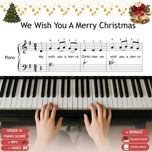 Può includere: Una tastiera di pianoforte con spartito di "We Wish You A Merry Christmas" è mostrata. Il testo "We Wish You A Merry Christmas" è in alto. L'immagine include uno spartito, mani che suonano il pianoforte e funzioni bonus.