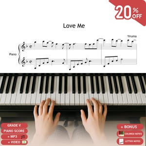 Könnte beinhalten: Ein Klaviernotenblatt für "Love Me" von Yiruma, mit 20% Rabatt. Das Bild zeigt eine Klaviatur mit Händen, die die Tasten spielen. Enthält Klaviernoten der Stufe V, MP3- und Videooptionen sowie farbige Noten und Noten mit Buchstaben als Bonus.