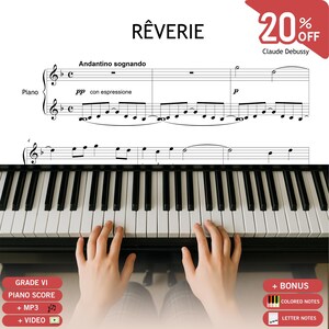 Op de afbeelding: Een pianoscore voor "Rêverie" van Claude Debussy, met de tekst "Andantino sognando" en "pp con espressione." De afbeelding toont een pianoklavier met handen die spelen. Inclusief gekleurde noten en letter notities.