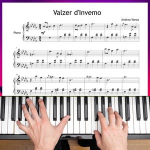 Könnte beinhalten: Eine Klaviatur mit schwarzen und weißen Tasten, mit Notenblatt mit dem Titel "Valzer d'Invemo" von Andrea Vanzo. Das Notenblatt ist geöffnet und zeigt Noten. Die Hände einer Person spielen Klavier.