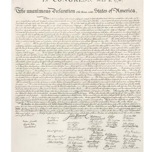 Könnte beinhalten: Ein historisches Dokument mit dem Titel In Congress, July 4, 1776, The unanimous Declaration of the thirteen united States of America. Das Pergament zeigt dichten schwarzen kursiven Text und zahlreiche handschriftliche Unterschriften unten.