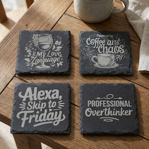 Op de afbeelding: Set van vier vierkante leistenen onderzetters met geëtste witte tekst. Eén zegt "Is My Love Language" met een wijnglas, een andere zegt "Powered by Coffee and Chaos" met een koffiekopje, een derde zegt "Alexa, Skip to Friday", en de laatste "Professional Overthinker".