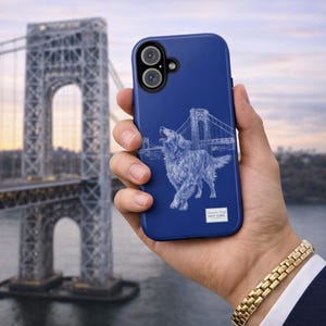 Capa para celular com estampa de Setter Irlandês, desenho de cachorro em estilo Toile azul com a cidade de Nova York e a Ponte George Washington.