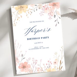 Peut inclure: Une invitation blanche ornée de motifs floraux à l'aquarelle pêche et jaune. Le texte indique "You're invited to Harper's Birthday Party" en écriture bleu marine. Détails de la date et de l'heure.