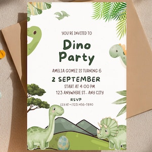 Könnte beinhalten: Eine Dino Party Einladung mit grünen Dinosauriern und Palmenblättern. Der Einladungstext lautet "Dino Party" und enthält Details für Amelia Gomez's 6. Geburtstag, Datum, Uhrzeit und RSVP-Kontakt. Das Design verwendet eine hellgrüne und weiße Farbpalette.