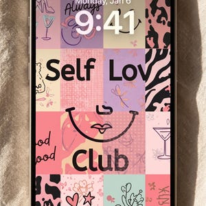 Pu&ograve; includere: Schermo di smartphone che mostra uno sfondo colorato e a motivi. Il design include le parole "Self Love Club" e "Amour", insieme a varie illustrazioni e un orologio digitale che mostra l'ora. Lo sfondo presenta un mix di rosa, viola e stampa animalier.