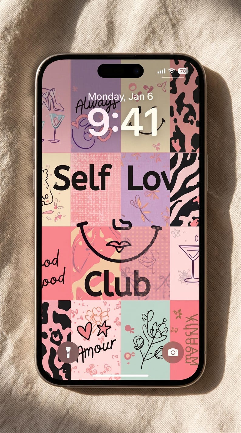 Pu&ograve; includere: Schermo di smartphone che mostra uno sfondo colorato e a motivi. Il design include le parole "Self Love Club" e "Amour", insieme a varie illustrazioni e un orologio digitale che mostra l'ora. Lo sfondo presenta un mix di rosa, viola e stampa animalier.