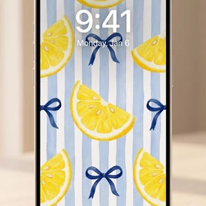 Pu&ograve; includere: Schermo di smartphone che mostra un motivo ad acquerello di fette di limone gialle e fiocchi blu su sfondo a righe. L'ora &egrave; 9:41, luned&igrave; 6 gennaio.