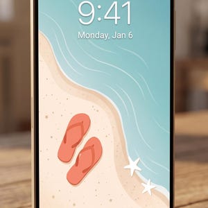 Pu&ograve; includere: Schermo di smartphone che mostra una scena di spiaggia con infradito arancioni, acqua blu e sabbia. L'ora &egrave; 9:41, luned&igrave; 6 gennaio. Il telefono ha una cornice dorata ed &egrave; appoggiato su una superficie di legno.