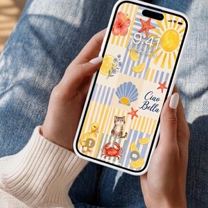 Pu&ograve; includere: Una custodia bianca per smartphone che mostra uno sfondo colorato a tema estivo. Il design include un sole, stelle marine, limoni, una conchiglia, un'anatra, un granchio e un gattino. &Egrave; visibile anche il testo "Ciao Bella".