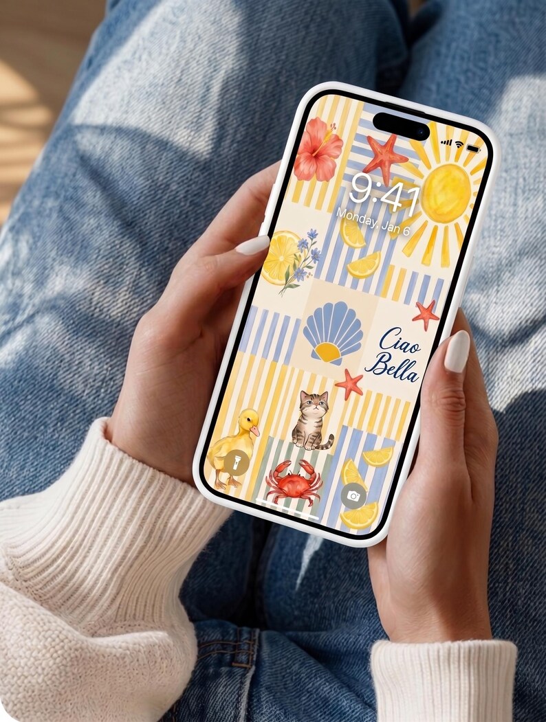 Pu&ograve; includere: Una custodia bianca per smartphone che mostra uno sfondo colorato a tema estivo. Il design include un sole, stelle marine, limoni, una conchiglia, un'anatra, un granchio e un gattino. &Egrave; visibile anche il testo "Ciao Bella".