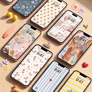 Pu&ograve; includere: Una collezione di smartphone che mostrano vari sfondi estetici, tra cui limoni, conchiglie e tavole da surf. Gli schermi mostrano l'ora 9:41 luned&igrave; 6 giugno. L'immagine include anche elementi decorativi come fiori e una piccola statuina di bassotto. Il testo recita "100 Sfondi Telefonici Estetici - Download Digitale."