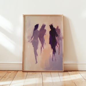 Könnte beinhalten: Ein gerahmter Kunstdruck mit einem abstrakten Gemälde von vier undeutlichen menschlichen Figuren in Bewegung. Das Kunstwerk verwendet eine Farbpalette aus Dunkelviolett, Lavendel und sanften Pfirsichtönen mit sichtbaren Pinselstrichen.