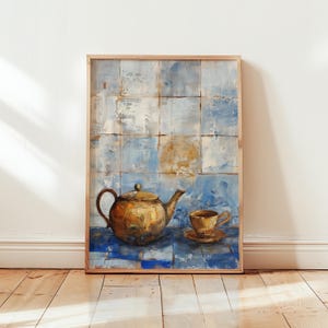 Puede incluir: Pintura al óleo de una tetera y una taza doradas sobre un platillo. La obra de arte está ambientada sobre un fondo de azulejos azules y blancos, enmarcada en madera natural. La pintura tiene un estilo texturizado e impresionista.