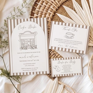 Op de afbeelding: Een set babyborrel uitnodigingen en bedankkaarten. De hoofduitnodiging toont een café-illustratie met de tekst "Cafe Bebe". De kaarten hebben een neutraal kleurenpalet met bruine strepen en elegant schrift.