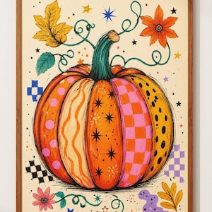 Peut inclure: Une impression d'art encadrée représentant une citrouille centrale avec des segments verticaux multicolores décorés de pois roses, de lignes ondulées orange, d'étoiles noires, de damiers roses et orange, et de taches noires, entourée de feuilles et fleurs.