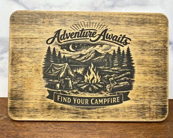 L'aventure vous attend / Trouvez votre décoration personnalisée pour planche à découper en bambou gravée au laser pour feu de camp