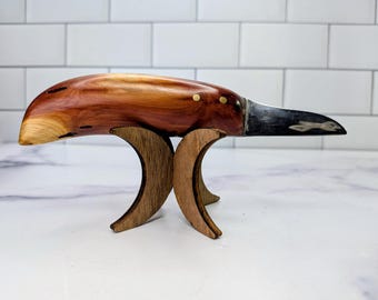 Couteau Whittling fait main en cèdre avec des trous d'insectes impressionnants.