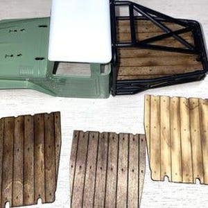 Peut inclure: Une cabine de camion mod&egrave;le vert clair et blanc avec un cadre en m&eacute;tal noir et un plateau en bois. Trois panneaux en bois de diff&eacute;rentes nuances de marron sont affich&eacute;s en dessous.