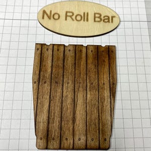 Peut inclure: Panneau de bar en bois avec le texte "No Roll Bar" grav&eacute; au laser sur une pi&egrave;ce de bois ovale. En dessous, une pi&egrave;ce en forme de tonneau en bois avec un grain de bois vertical.