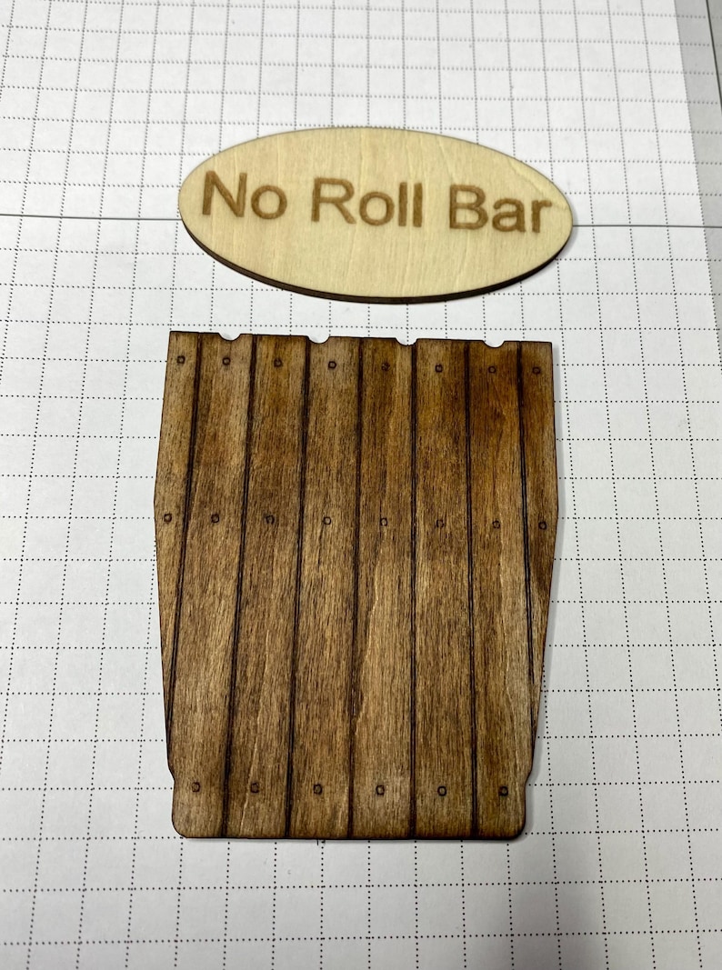 Peut inclure: Panneau de bar en bois avec le texte "No Roll Bar" grav&eacute; au laser sur une pi&egrave;ce de bois ovale. En dessous, une pi&egrave;ce en forme de tonneau en bois avec un grain de bois vertical.