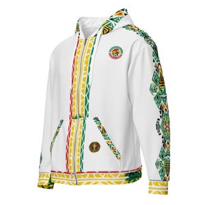 Könnte beinhalten: Weißer Kapuzenpullover mit Reißverschluss und farbenfrohen geometrischen Mustern in Gelb, Grün und Rot. Der Hoodie hat eine Kapuze, Vordertaschen und ein rundes Emblem auf der Brust. Die Ärmel und der Reißverschlussbereich haben dekorative Designs.