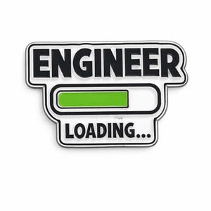 Könnte beinhalten: Weiß-schwarzer Engineer-Lade-Pin mit grünem Fortschrittsbalken. Das Wort „ENGINEER“ steht oben und „LOADING...“ unten. Der Pin hat einen schwarzen Rand.