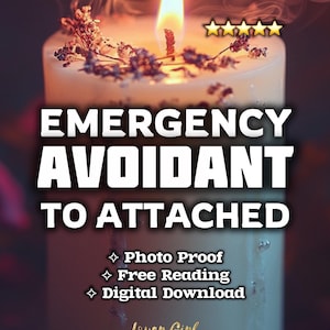 Könnte beinhalten: Eine weiße Stumpenkerze mit brennender Flamme und getrockneten Blumen darauf. Der Text lautet: EMERGENCY AVOIDANT TO ATTACHED, Photo Proof, Free Reading, Digital Download und Lover Girl Magick. Fünf gelbe Sterne sind über dem Text abgebildet.