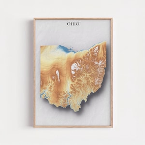 Puede incluir: Una taza de cerámica blanca con un asa negra y el texto "But First, Coffee" en negrita negra. La taza se encuentra sobre un fondo borroso, resaltando su diseño limpio.