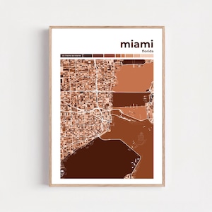 Puede incluir: Una impresión enmarcada con un mapa detallado de Miami, Florida, en tonos marrones. El nombre de la ciudad se muestra en la parte superior, con el estado debajo. Las coordenadas se muestran en la parte superior izquierda. El mapa está enmarcado.