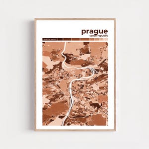 Puede incluir: Una taza de cerámica blanca con asa negra y el texto "But First, Coffee" en negrita negra. La taza se encuentra sobre un fondo borroso, sugiriendo un ambiente acogedor.