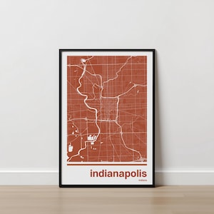 Puede incluir: Una taza de cerámica blanca con un asa negra y el texto "But First, Coffee" en negro y negrita. La taza está sobre una superficie blanca. La taza mide aproximadamente 10 cm de alto.