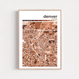 Puede incluir: Impresión enmarcada de un mapa de Denver, Colorado, en tonos marrones. El mapa de la ciudad es detallado, mostrando calles y edificios. La palabra "denver" está en la parte superior, con "colorado" debajo. El marco es de madera clara.