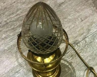 Lampa mosiężna i kryształowa z końca lat 1900.