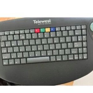 Op de afbeelding: Zwart Telewest Active Digital toetsenbord met ingebouwde trackball en een volledige QWERTY-indeling. Het toetsenbord heeft een gebogen ontwerp met gekleurde toetsen en het Telewest-logo.