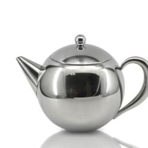 Op de afbeelding: Een witte keramische mok met een zwarte handgreep en de tekst "But First, Coffee" in een vetgedrukte, zwarte letter. De mok staat tegen een vage achtergrond, wat een gezellige setting suggereert.