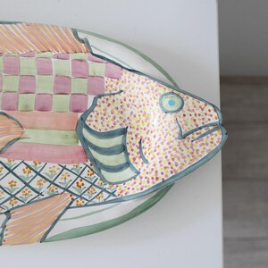 Bandeja de cerámica para servir/decoración de pared "Fish Story" de MacKenzie-Childs imagen 3