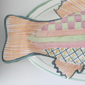 Puede incluir: Un letrero de madera r&uacute;stica con la frase "Welcome to our home" en letras blancas. El letrero presenta un acabado envejecido y un dise&ntilde;o sencillo y acogedor, perfecto para un porche o entrada.