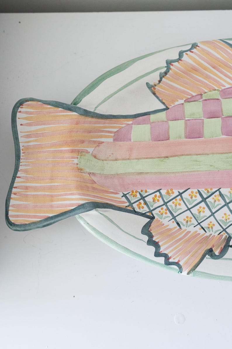 Puede incluir: Un letrero de madera r&uacute;stica con la frase "Welcome to our home" en letras blancas. El letrero presenta un acabado envejecido y un dise&ntilde;o sencillo y acogedor, perfecto para un porche o entrada.