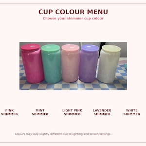 K&ouml;nnte beinhalten: Eine Farbkarte f&uuml;r Glitzertassen. Das Bild zeigt f&uuml;nf Tassen in Pink, Mint, Hellrosa, Lavendel und Wei&szlig;. Der Text lautet "CUP COLOUR MENU" und "Choose your shimmer cup colour."