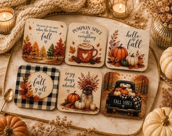 Puede incluir: Un juego de seis posavasos cuadrados con ilustraciones y textos de temática otoñal. Los diseños incluyen un bosque con el texto life starts all over again when the leaves fall, una taza con pumpkin spice and everything nice, calabazas con hello fall, un patrón de cuadros con it's fall y'all, un tarro con cozy days ahead y un camión con fall vibes.