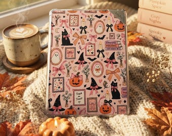 Puede incluir: Una funda transparente para lector electrónico Kindle con un patrón repetitivo sobre un fondo rosa claro. El diseño incluye gatos negros, calabazas naranjas, fantasmas, sombreros de bruja, velas, marcos florales y lazos. El texto "Trick or Treat" es visible.